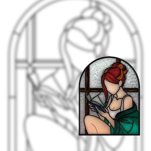 Puede incluir: Vidriera que representa a una persona pelirroja leyendo un libro junto a una ventana. La persona lleva un top blanco y un suéter verde. El marco de la ventana es marrón y el fondo es un contorno borroso de una escena similar.