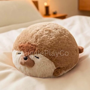 Puede incluir: Un juego de tres tazas de cerámica con un acabado moteado y mate. Las tazas son de color crema, gris claro y gris oscuro. Cada taza tiene un diseño simple y moderno y un asa redondeada.