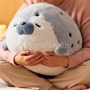 Peluche de foca kawaii, suave y blandito, ideal para decorar una habitación acogedora.