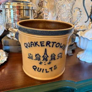 Vintage The Earth Pottery Quakertown Quilts Stoneware Crock Oxford Ohio Blue Salt Glaze Folk Art