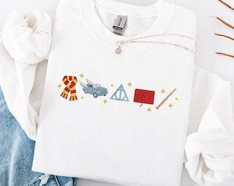 Camiseta con iconos de mago bordados, sudadera retro con coche volador, sudadera con capucha vintage con varita de Hallows, ropa minimalista con bordados mágicos.