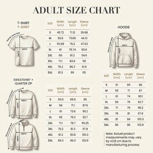 K&ouml;nnte beinhalten: Eine Gr&ouml;&szlig;entabelle f&uuml;r Erwachsene mit Abbildungen von T-Shirt, Kapuzenpullover, Sweatshirt und Quarter-Zip. Tabellen zeigen Breite, L&auml;nge und &Auml;rmelma&szlig;e in Zentimetern f&uuml;r die Gr&ouml;&szlig;en S bis 5XL. Ein Hinweis erw&auml;hnt m&ouml;gliche Abweichungen von 3,8 cm.