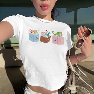 Op de afbeelding: Een set van drie keramische mokken met een gespikkelde, matte afwerking. De mokken zijn in tinten crème, lichtgrijs en donkergrijs. Elke mok heeft een eenvoudig, minimalistisch ontwerp, perfect voor koffie of thee.