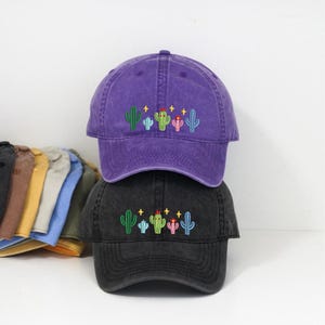 Broderade basebollkepsar med färgglada kaktusar, pappahatt med tvättad vintagemotiv och ökenbotaniska stjärnor, lågprofilkeps i retrostil med saguaroväxter.
