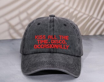 Gorra de béisbol bordada "Kiss All The Time", gorra de papá vintage estilo disco ocasionalmente lavada, gorra retro de perfil bajo con eslogan y cita, gorra bordada.