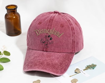 Gorra de béisbol con bordado de Disneyland y letras arqueadas, gorra estilo "dad hat" con diseño vintage de Mickey Mouse, gorra retro clásica de Mickey Mouse caminando de perfil bajo.