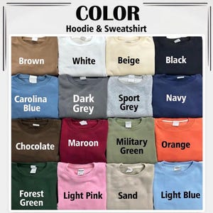 K&ouml;nnte beinhalten: Eine Farbkarte f&uuml;r Kapuzenpullover und Sweatshirts mit sechzehn gefalteten Kleidungsst&uuml;cken in verschiedenen Farbt&ouml;nen, darunter Braun, Wei&szlig;, Beige, Schwarz, Carolina-Blau, Dunkelgrau, Sportgrau, Marineblau, Schokolade, Kastanienbraun, Milit&auml;rgr&uuml;n, Orange, Waldgr&uuml;n, Hellrosa, Sand und Hellblau.