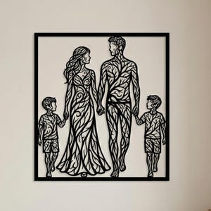 Può includere: Arte murale familiare nero. Un pezzo decorativo raffigurante una famiglia di quattro persone, con intricati motivi a forma di foglia. I genitori si tengono per mano, affiancati da due bambini. L'opera d'arte è incorniciata in nero e montata su una parete neutra.