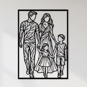 Può includere: Arte da parete in metallo nero raffigurante una famiglia di quattro persone che si tengono per mano. L'opera presenta un uomo, una donna e due bambini, con dettagli di linee intricate. La famiglia è racchiusa in una cornice rettangolare.