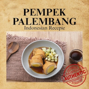 Może przedstawiać: Danie indonezyjskiego Pempek Palembang, składające się z smażonych placków rybnych z gotowanym jajkiem w środku, podawane z ogórkiem i ciemnym sosem. Obraz zawiera drewnianą łyżkę, małą szklankę sosu i tekst "PEMPEK PALEMBANG Indonesian Recipe".