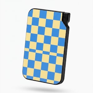 Op de afbeelding: Een zwarte rechthoekige aansteker met een blauw en geel geblokt patroon aan de voorkant. De aansteker heeft een afgeronde bovenkant en een zwarte zijkant met een kleine opening. De achtergrond is wit.