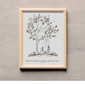 Puede incluir: Una lámina enmarcada con una ilustración de trazo fino de un nacimiento bajo un árbol con hojas de colores. El diseño incluye una corona, una paloma, estrellas y el texto: "PORQUE UN NIÑO NOS ES NACIDO, HIJO NOS ES DADO... Isaías 9:6".
