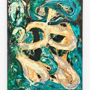Op de afbeelding: Een abstract schilderij op canvas met dikke, getextureerde verflagen in tinten taling, smaragdgroen, zwart en metallic goud. De compositie bestaat uit wervelende, organische vormen en gedurfde, impasto penseelstreken over het hele oppervlak.