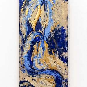 Op de afbeelding: Een rechthoekig schilderij op canvas met dikke, getextureerde impasto-penseelstreken in tinten diep marineblauw, helder hemelsblauw en metallic goud. De compositie toont wervelende, abstracte vormen met een handtekening in de hoek.