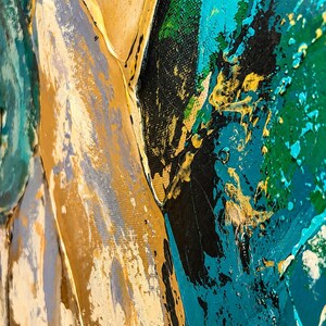Op de afbeelding: Een abstract schilderij op canvas met dikke, getextureerde verflagen in tinten blauwgroen, smaragdgroen, zwart en metallic goud. De compositie toont gedurfde, vegende streken en spetters, wat zorgt voor een dynamisch oppervlak met diepte.