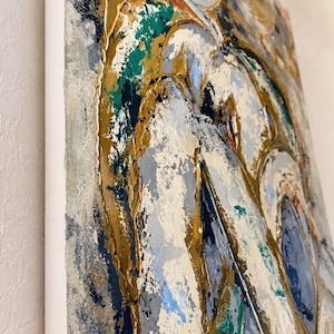 K&ouml;nnte beinhalten: Ein abstraktes Gem&auml;lde auf Leinwand mit einem dicken, strukturierten Farbauftrag in den Farbt&ouml;nen Wei&szlig;, Grau, Marineblau, Smaragdgr&uuml;n und Metallic-Gold. Die Komposition zeigt geschichtete, wirbelnde Formen mit sichtbaren Pinselstrichen.