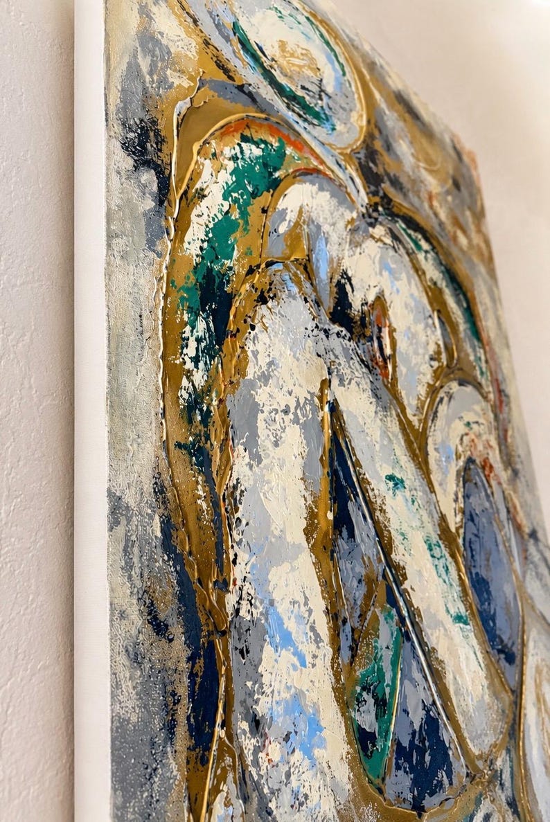 K&ouml;nnte beinhalten: Ein abstraktes Gem&auml;lde auf Leinwand mit einem dicken, strukturierten Farbauftrag in den Farbt&ouml;nen Wei&szlig;, Grau, Marineblau, Smaragdgr&uuml;n und Metallic-Gold. Die Komposition zeigt geschichtete, wirbelnde Formen mit sichtbaren Pinselstrichen.