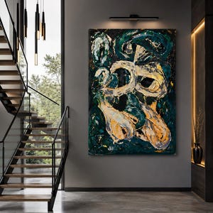 Op de afbeelding: Een groot rechthoekig abstract schilderij met dikke, getextureerde impasto-penseelstreken in diep bosgroen, zwart en levendig goudgeel. De compositie toont wervelende, organische vormen die over het canvasoppervlak zijn gelaagd.