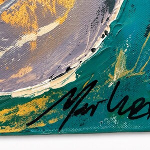 Op de afbeelding: Een getextureerd acrylschilderij op canvas met een levendige groenblauwe hoek met bladgoudaccenten en een grote, cirkelvormige grijze vorm. De handtekening van de kunstenaar, geschreven in zwarte inkt, is rechtsonder zichtbaar als Marhex.