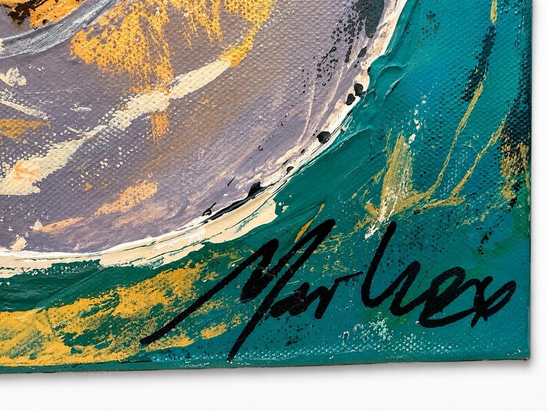 Op de afbeelding: Een getextureerd acrylschilderij op canvas met een levendige groenblauwe hoek met bladgoudaccenten en een grote, cirkelvormige grijze vorm. De handtekening van de kunstenaar, geschreven in zwarte inkt, is rechtsonder zichtbaar als Marhex.