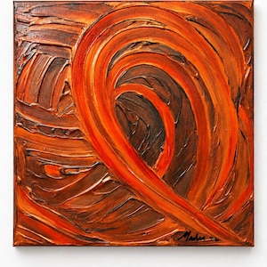 Op de afbeelding: Een vierkant canvas schilderij met dikke, getextureerde impasto penseelstreken in tinten diepbruin, gebrand oranje en felrood. De compositie toont wervelende, gebogen lijnen over het oppervlak met een handtekening die Madu 26 leest.