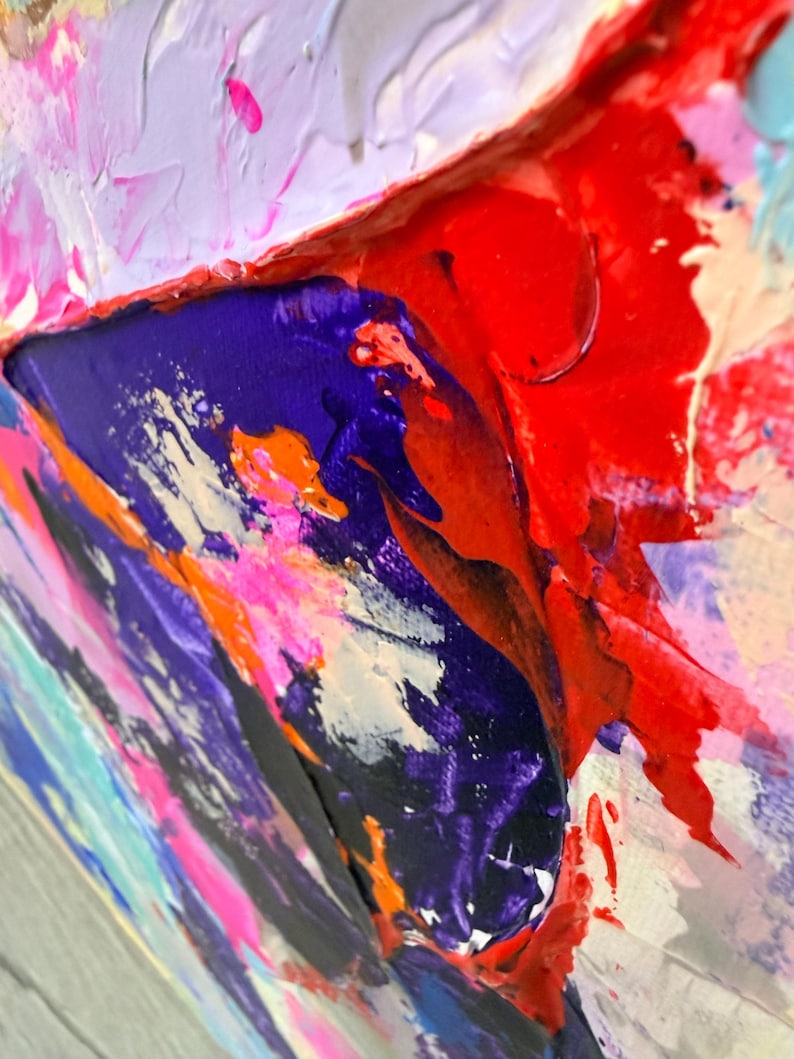 Op de afbeelding: Een abstract schilderij met dikke, getextureerde impasto-lagen olieverf. De compositie toont een levendig palet van dieppaars, felrood, neonroze, oranje en lichtlavendel, met zichtbare penseelstreken en verhoogde verfstructuren op het doek.