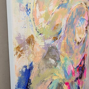 Op de afbeelding: Een abstract schilderij op canvas met dikke, getextureerde impasto penseelstreken in een levendig palet van perzik, lavendel, hemelsblauw, felroze en diep marineblauw. De compositie toont een gelaagde verfaanbrenging met zichtbare gouden accenten.