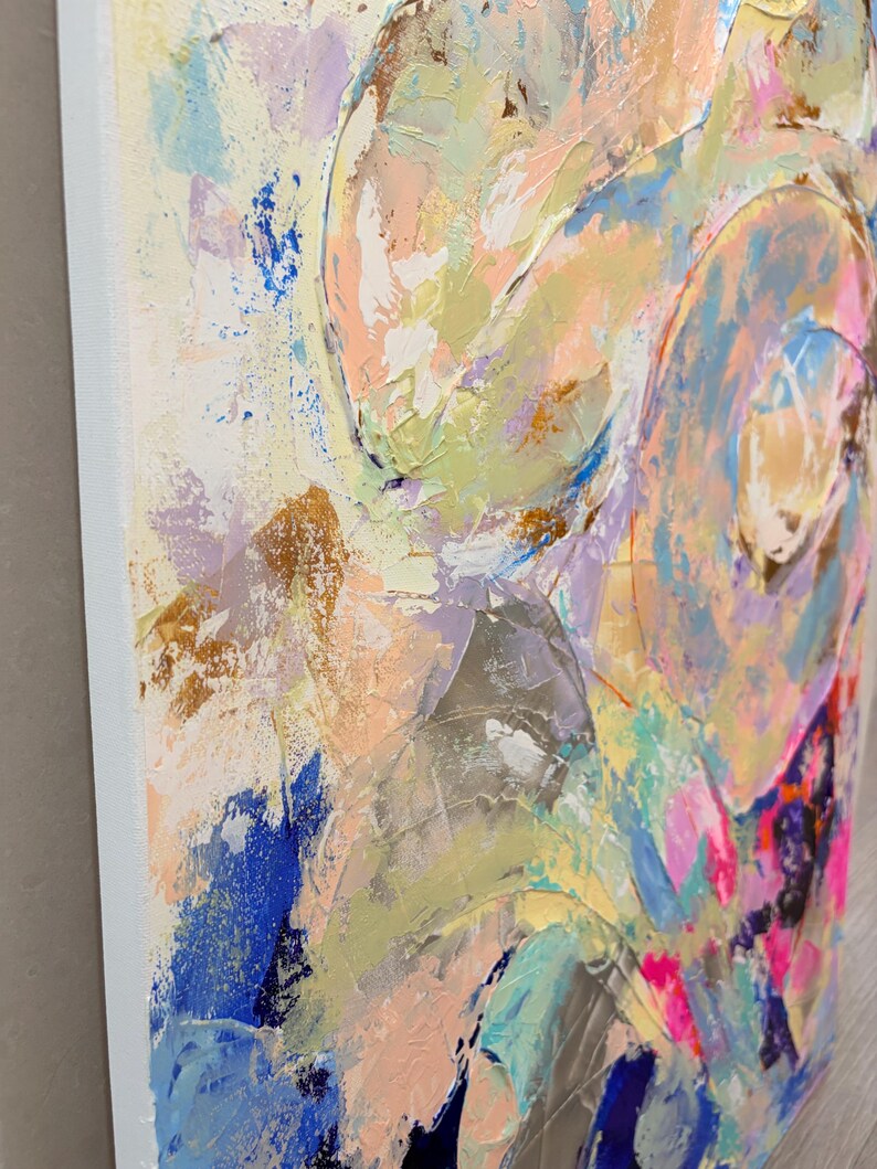 Op de afbeelding: Een abstract schilderij op canvas met dikke, getextureerde impasto penseelstreken in een levendig palet van perzik, lavendel, hemelsblauw, felroze en diep marineblauw. De compositie toont een gelaagde verfaanbrenging met zichtbare gouden accenten.