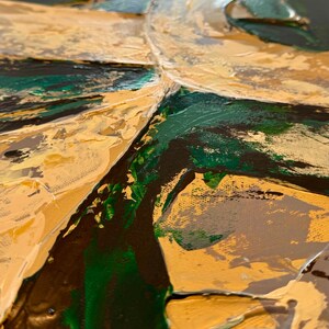 Op de afbeelding: Een abstract schilderij op canvas met dikke, getextureerde lagen acrylverf. De compositie toont een gedurfd samenspel van diepgroene, goudkleurige en donkergrijze streken die met een paletmes zijn aangebracht.