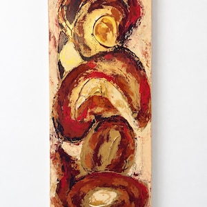 Op de afbeelding: Een verticaal rechthoekig schilderij op canvas met abstracte, gelaagde penseelstreken in tinten dieprood, donkerbruin en crème. De compositie toont wervelende, cirkelvormige vormen met een textuurrijke verfaanbreng en de handtekening Maluzi in het rood.