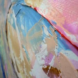 Op de afbeelding: Een abstract schilderij op canvas met dikke, getextureerde impasto verflagen. De compositie toont een palet van zachtroze, lichtblauw, beige en wit, geaccentueerd door een scherpe, dunne lijn van felrode verf over het oppervlak.