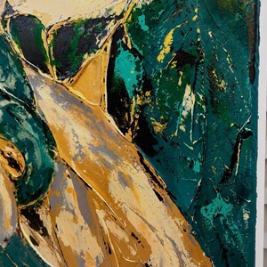 Op de afbeelding: Een abstract schilderij met dikke, getextureerde impasto-lagen van diep bosgroen, zwart en metallic goud. De compositie toont gedurfde, vegende streken en verhoogde randen van pigment die een dynamisch, driedimensionaal oppervlak cre&euml;ren.