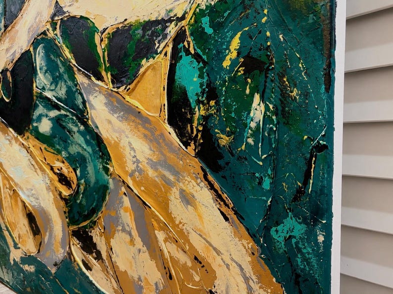 Op de afbeelding: Een abstract schilderij met dikke, getextureerde impasto-lagen van diep bosgroen, zwart en metallic goud. De compositie toont gedurfde, vegende streken en verhoogde randen van pigment die een dynamisch, driedimensionaal oppervlak cre&euml;ren.