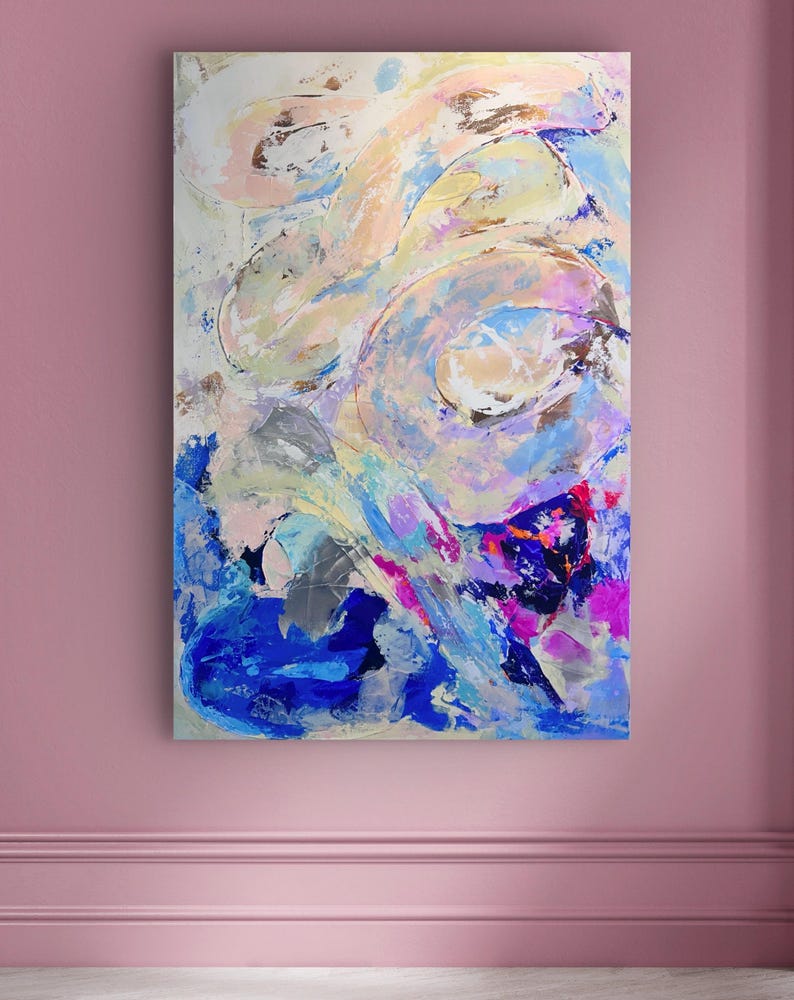 Op de afbeelding: Een abstract schilderij op een rechthoekig canvas met een dynamische compositie van gelaagde penseelstreken in tinten helderblauw, diepviolet, zacht perzik, cr&egrave;me en metallic goud, wat zorgt voor een getextureerde en vloeiende beweging.