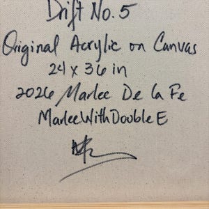 Op de afbeelding: Een beige canvasoppervlak met zwarte handgeschreven tekst: Drift No. 5, Original Acrylic on Canvas, 24 x 36 in, 2026 Marlee De La Fe, MarleeWithDouble E, gevolgd door een gestileerde handtekening onderaan het canvas.