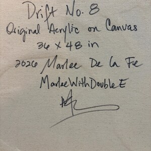 Op de afbeelding: Een beige canvasoppervlak met handgeschreven zwarte tekst: Drift No. 8, Original Acrylic on Canvas, 36 x 48 in, 2026 Marlee De La Fe, Marlee With Double E, en een gestileerde handtekening onderaan het canvas.