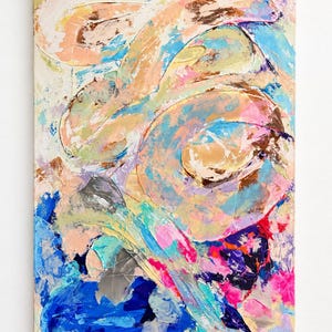 Op de afbeelding: Een abstract schilderij op canvas met dikke, getextureerde verflagen in tinten perzik, hemelsblauw, diep marineblauw, magenta en cr&egrave;me. De compositie toont wervelende, organische vormen en gedurfde, energieke penseelstreken.