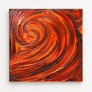 Op de afbeelding: Een vierkant canvas schilderij met dikke, getextureerde impasto penseelstreken in tinten van vurig oranje, dieprood en donkerbruin. De verf is aangebracht in een wervelende, cirkelvormige beweging, wat een dynamisch, dimensionaal golfpatroon creëert. De handtekening van de kunstenaar, Malu, is zichtbaar in de rechterbenedenhoek.