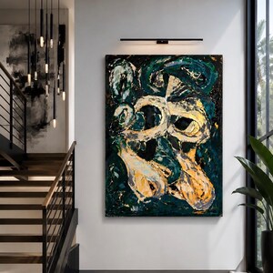 Op de afbeelding: Een groot rechthoekig abstract schilderij met dikke, getextureerde impasto penseelstreken in diep bosgroen, zwart en levendig goud. De compositie toont wervelende, organische vormen en een gelaagde verfaanbreng op het canvas.
