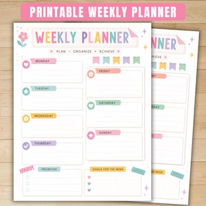 Peut inclure: Une feuille de planning hebdomadaire imprimable avec le texte WEEKLY PLANNER en haut. La mise en page comprend des sections du lundi au dimanche avec des en-têtes aux couleurs pastel, des icônes de cœurs et d'étoiles, une liste de priorités.