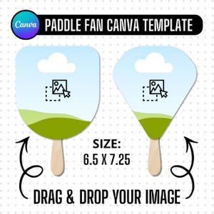 Puede incluir: Dos abanicos de mano con mangos de madera y un gráfico de marcador de posición con una nube y colinas verdes. El texto dice PADDLE FAN CANVA TEMPLATE, SIZE: 6.5 X 7.25, y DRAG & DROP YOUR IMAGE. Los abanicos tienen un fondo de cielo azul claro.