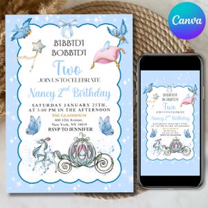 Puede incluir: Una invitación de cumpleaños azul claro con temática de cuento de hadas. La invitación incluye el texto "Bibbidi Bobbidi Two" y "Nancy 2nd Birthday". Los elementos decorativos incluyen mariposas, pájaros, un carruaje y una varita mágica.