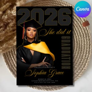 Puede incluir: Un anuncio de graduación con fondo negro y texto dorado. El año 2026 se muestra de forma destacada, junto con las palabras «She did it» y «Graduation». El anuncio presenta una foto de una persona con toga y birrete de graduación. También se incluye el nombre «Sophia Grace».