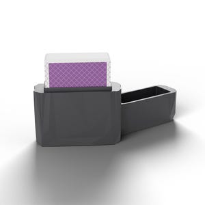 Könnte beinhalten: Ein dunkelgraues, rechteckiges Aufbewahrungsetui mit einem daneben liegenden, abgenommenen Deckel. Das Etui enthält ein Kartenspiel mit violettem Rückseitendesign, einem weißen Rautenmuster und einem weißen Rand an der Oberkante.
