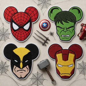 Puede incluir: Una colección de parches y accesorios con temática de superhéroes. Incluye parches de Spider-Man, Hulk, Wolverine e Iron Man, junto con un escudo del Capitán América, garras de Wolverine y el martillo de Thor. Los parches tienen un diseño de orejas de Mickey Mouse.