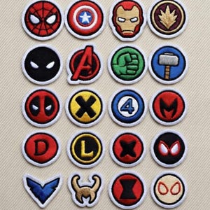 Op de afbeelding: Een set van drie keramische mokken met een gespikkelde, matte afwerking. De mokken zijn in crème, lichtgrijs en donkergrijs. Elke mok heeft een eenvoudig, minimalistisch ontwerp en een afgeronde handgreep.