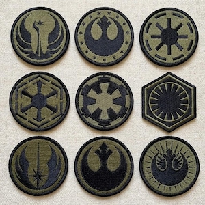 Puede incluir: Una taza de cerámica blanca con un asa negra y el texto "But First, Coffee" en negro, con una fuente de estilo manuscrito. La taza está sobre una superficie blanca.