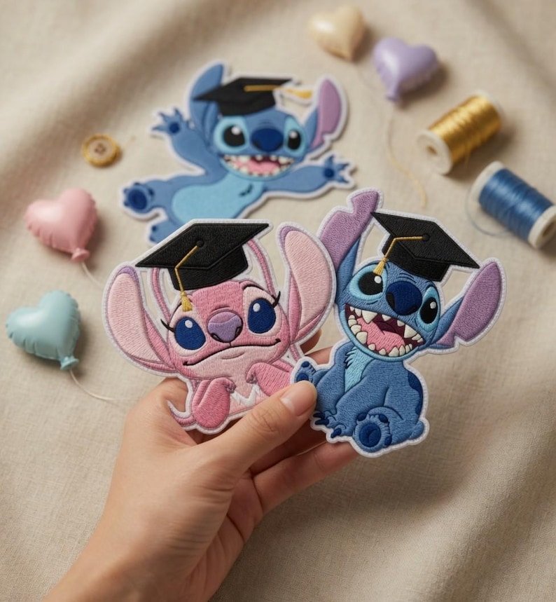 Puede incluir: Parches bordados con el personaje Stitch en varias poses, todos con gorros de graduaci&oacute;n. Los parches son azules y rosas, con gorros negros y borlas doradas. Otros elementos incluyen globos en forma de coraz&oacute;n y carretes de hilo.