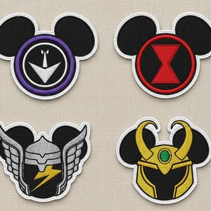 Puede incluir: Cuatro parches bordados con forma de orejas de Mickey Mouse, cada uno con un emblema de superh&eacute;roe. Los dise&ntilde;os incluyen a Capitana Marvel, Viuda Negra, Thor y Loki, en negro, blanco, rojo, amarillo y morado.
