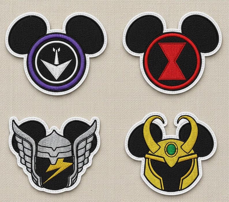Puede incluir: Cuatro parches bordados con forma de orejas de Mickey Mouse, cada uno con un emblema de superh&eacute;roe. Los dise&ntilde;os incluyen a Capitana Marvel, Viuda Negra, Thor y Loki, en negro, blanco, rojo, amarillo y morado.